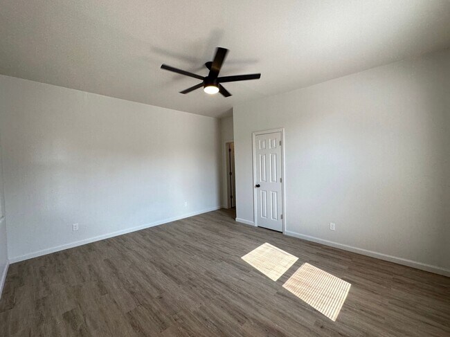 Building Photo - 6 Bed/2 Bath w/Ample Parking Mins. from UC $750/pp ($4500/mo)!