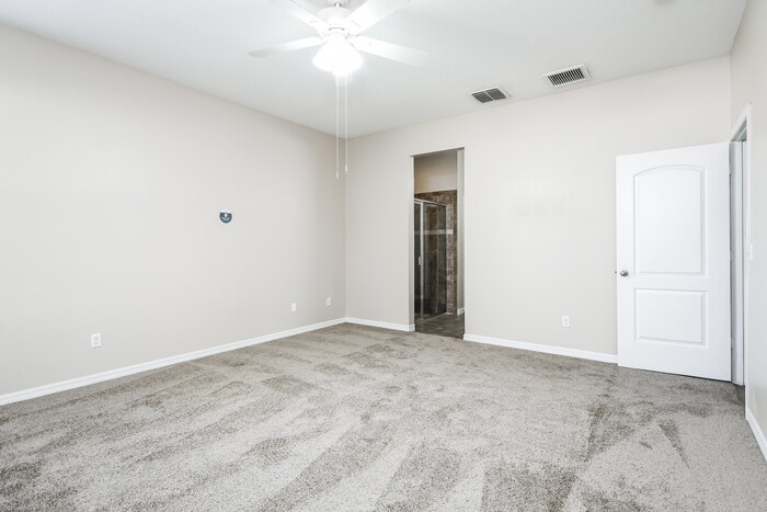 Building Photo - 2420 Plantation Oak Dr