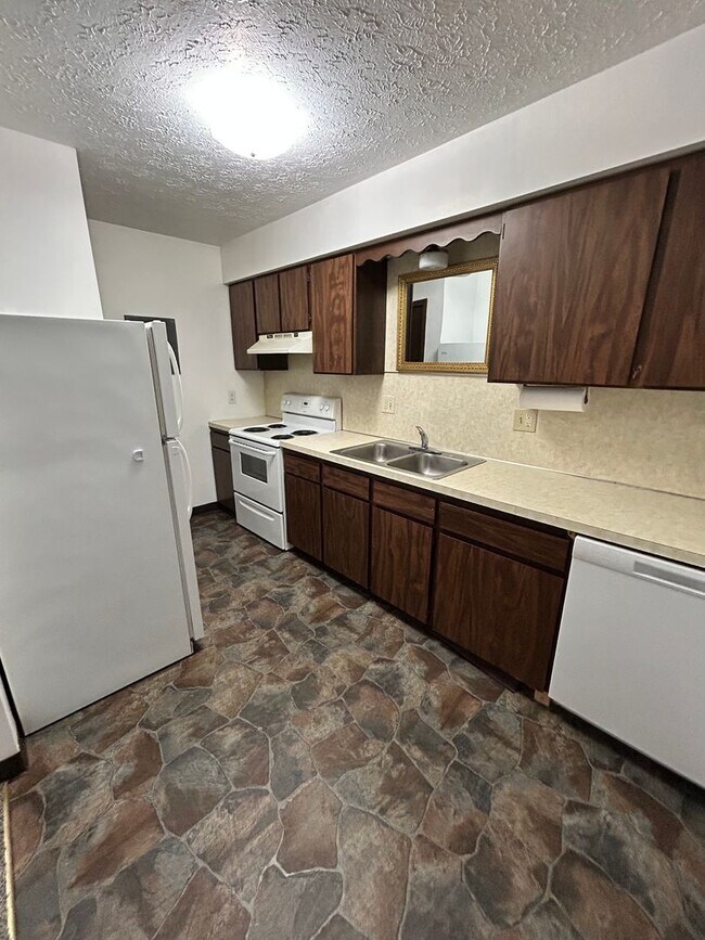 Building Photo - Two Bedroom Apartment