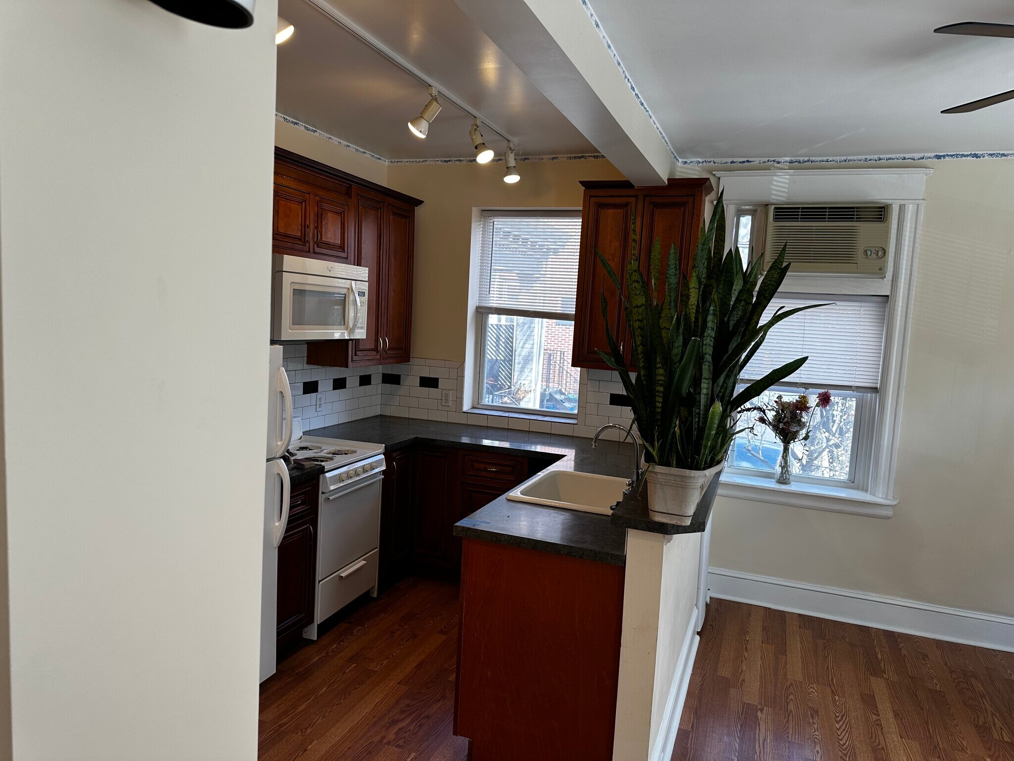 Building Photo - 1315 Park Rd NW