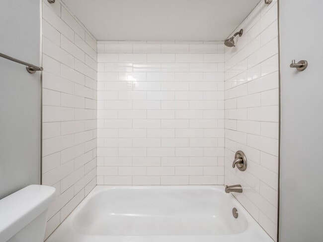 Building Photo - 593 Riverview Dr