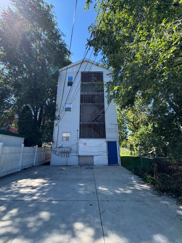 Building Photo - 8835 S Commercial Ave