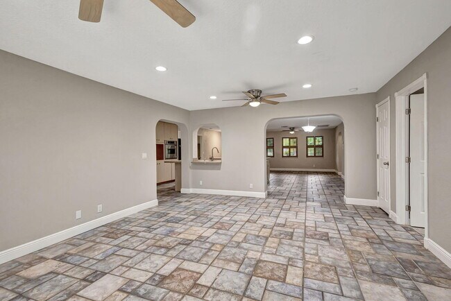 Building Photo - 1402 Cormorant Rd