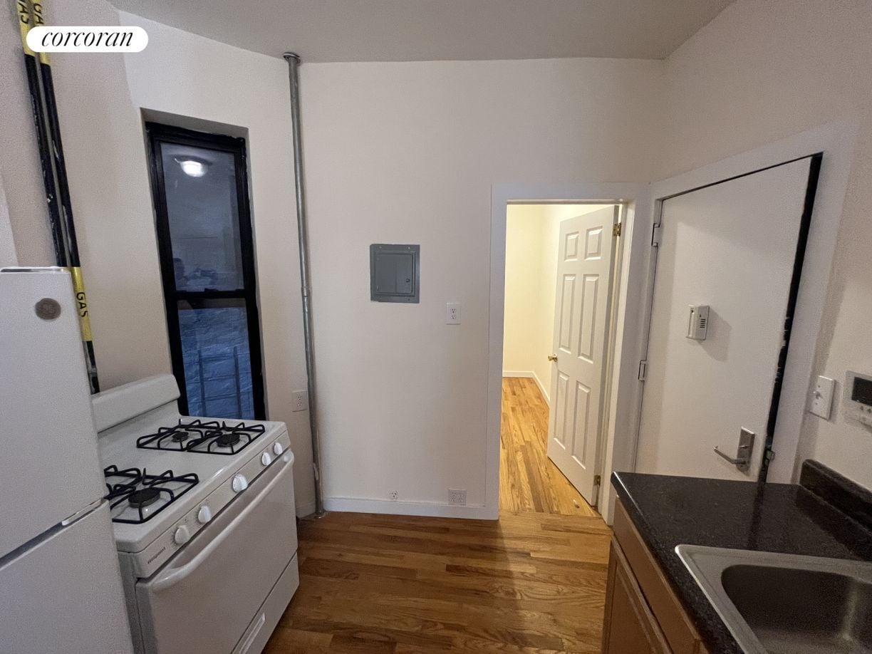 Building Photo - 350 E 91st St