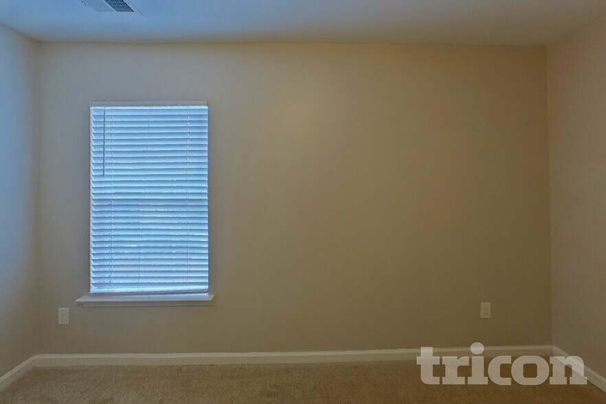 Building Photo - 208 Willow Grv Wy