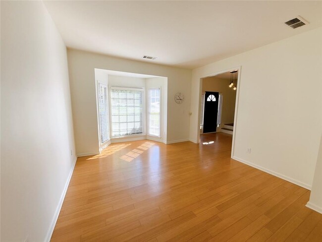 Building Photo - 3730 Longlake Dr