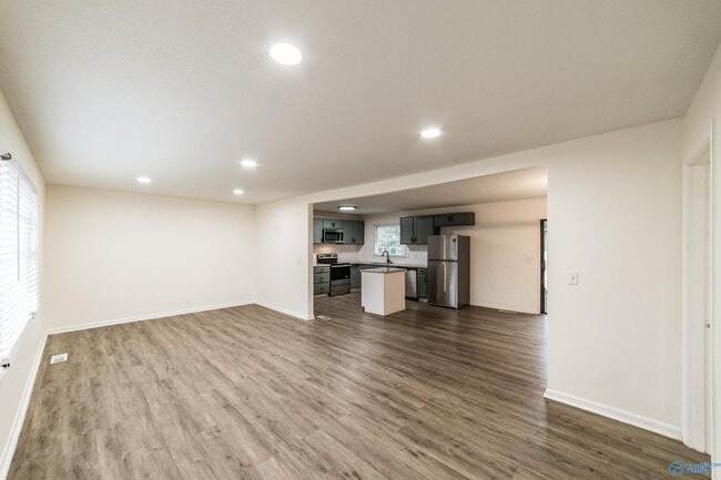 Building Photo - 307 Meadowbrook Dr SE