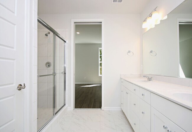 Building Photo - Avinity Townhome With Main Level Bedroom