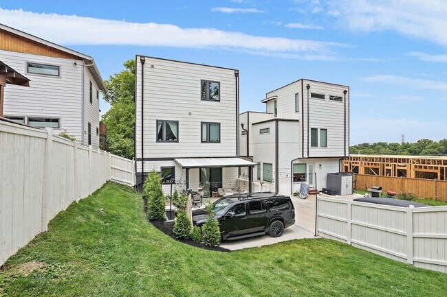 Building Photo - 409 Moore Ave