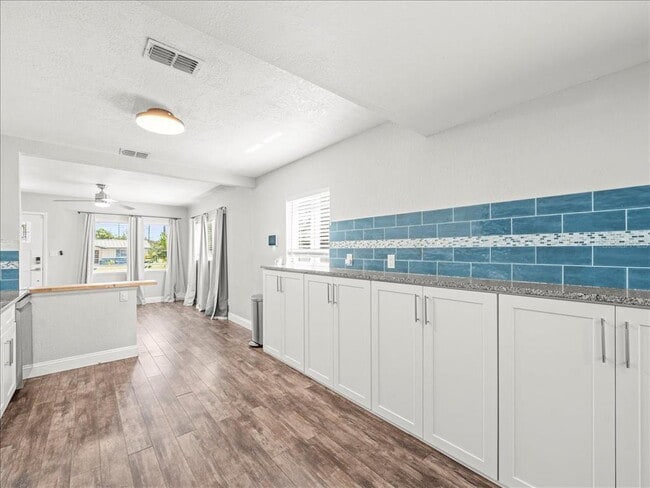 Building Photo - 2200 Capri Dr