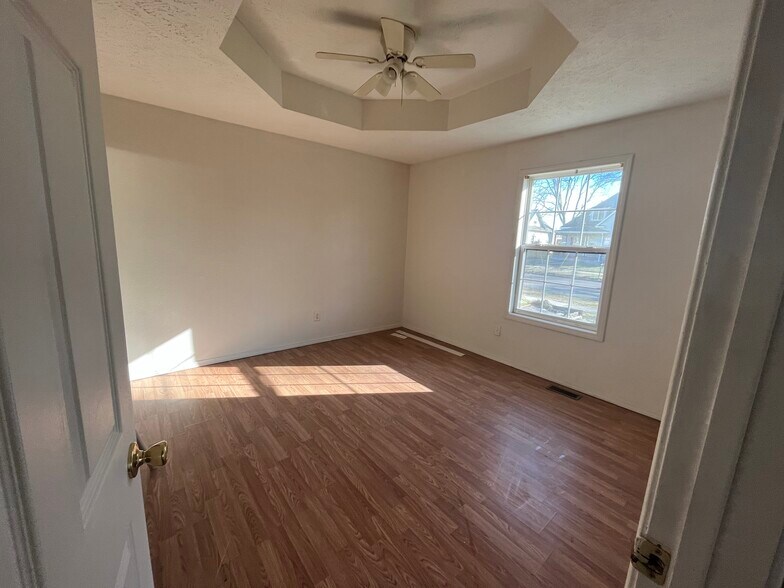 Bed - 935 W Poplar St