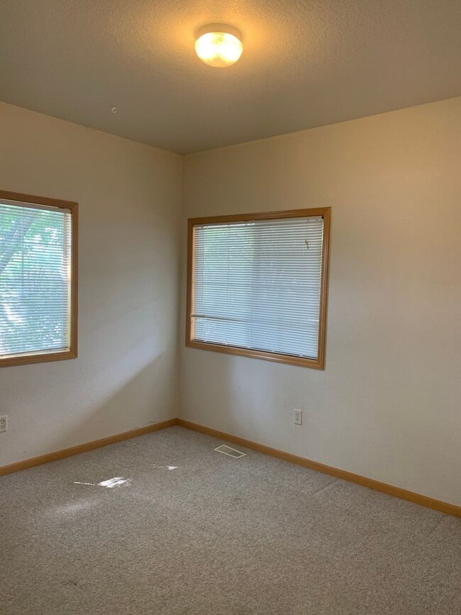 Building Photo - Beautiful 2 Bedroom + Loft  End Unit Townhome in Loveland!