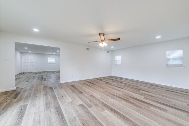 Building Photo - 2917 Dale Dr