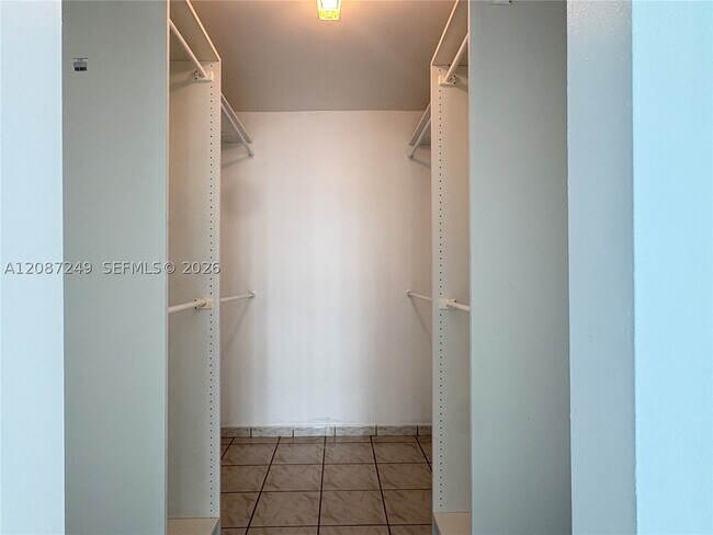 Building Photo - 2655 Collins Ave