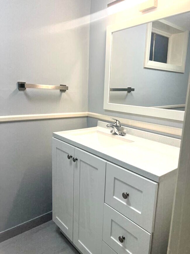 Building Photo - 6537 N Knox Ave