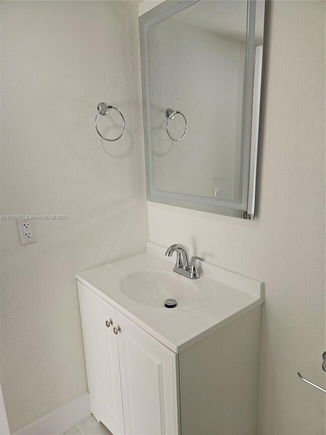 Building Photo - 311 W Park Dr