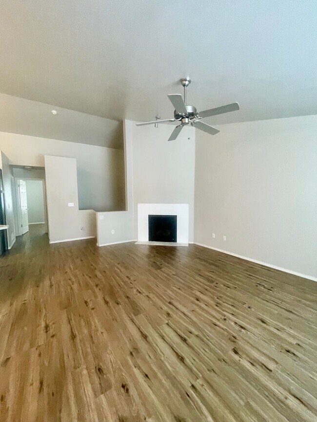 Building Photo - Condo Close to base! 3 bed/2bath/2car garage, Available now!