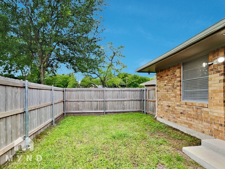 Building Photo - 1303 Cardinal Dr