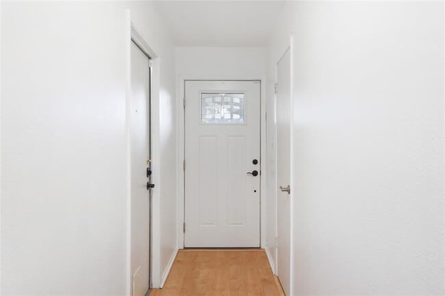 Building Photo - 6903 Skynook Dr