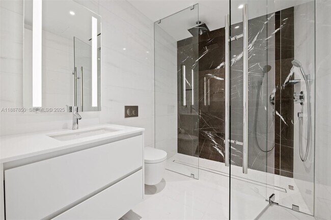 Building Photo - 300 Biscayne Blvd Way