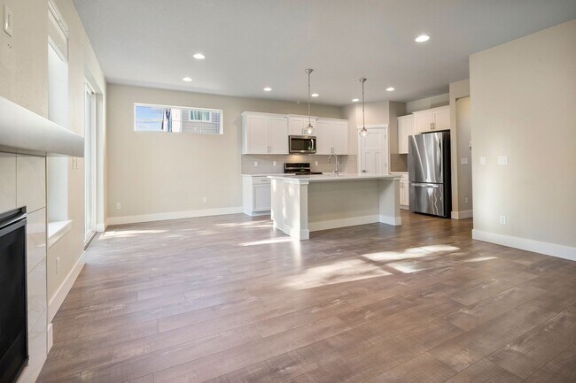 Building Photo - Stunning 3BD/3BATH Home in the Heart of Hi...