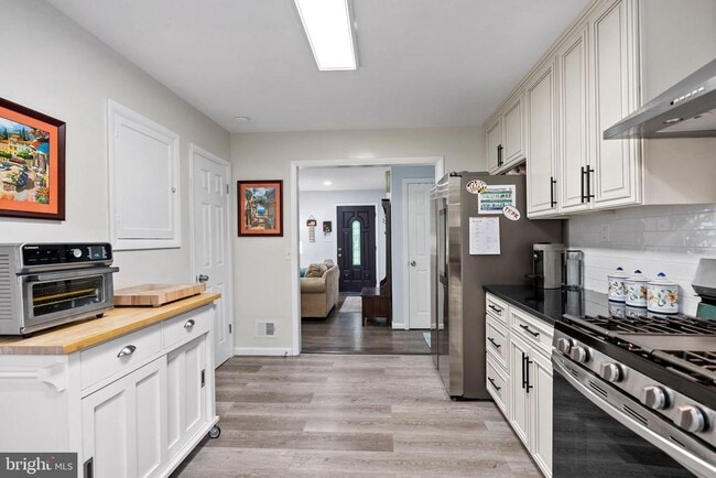 Building Photo - 7409 Aspen Ave