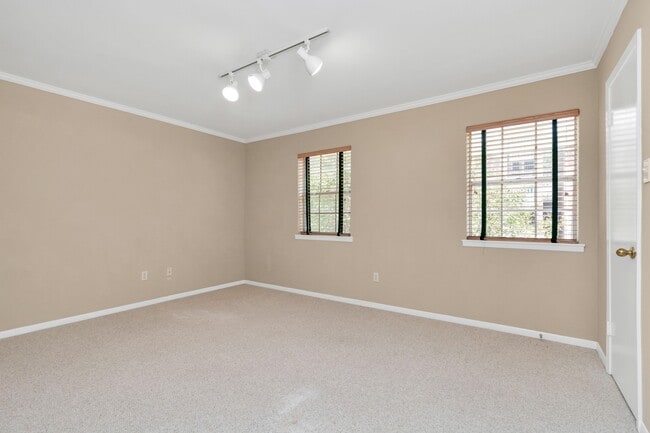 Building Photo - 3934 Roseland St