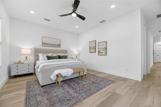 Building Photo - 2335 Oak Terrace