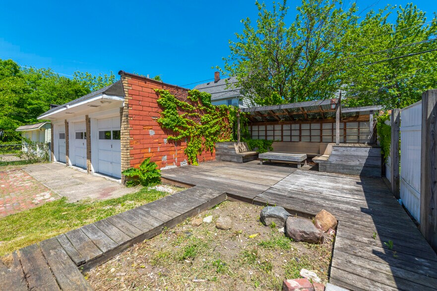 Building Photo - 1631 Lakewood Ave