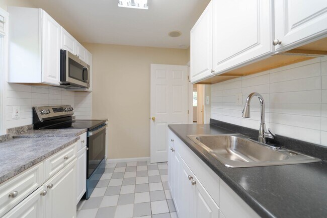 Building Photo - Spacious Split-Level with In-Law Suite & B...