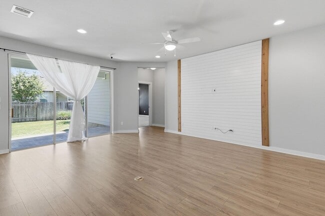 Building Photo - 103 Trailside Ln