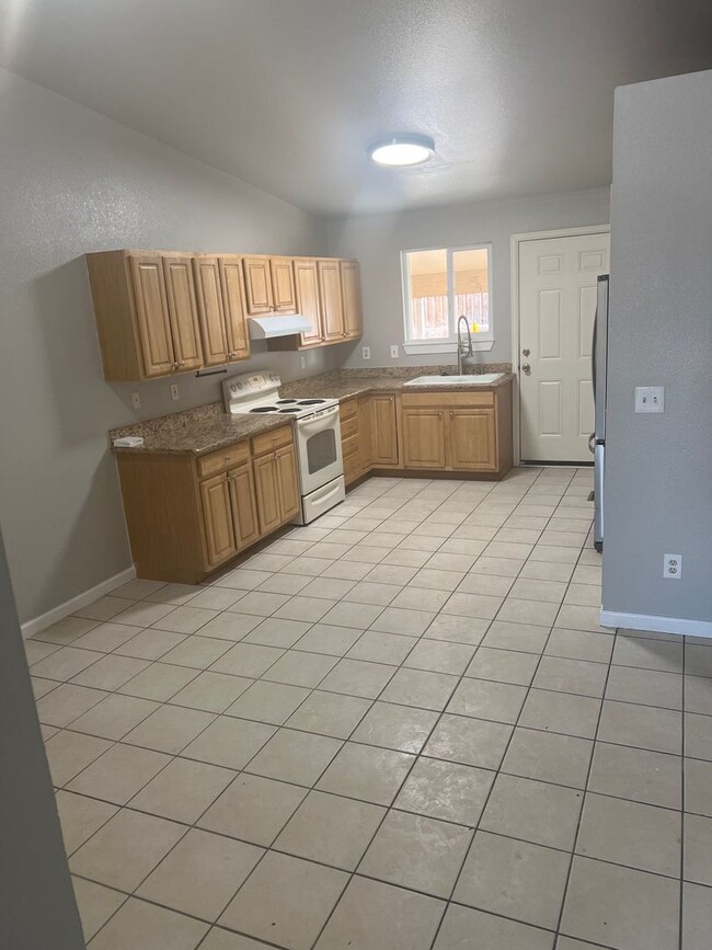 Building Photo - Great 3 Bedroom 2 Bath unit
