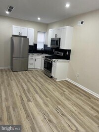 Building Photo - 5238 Larchwood Ave