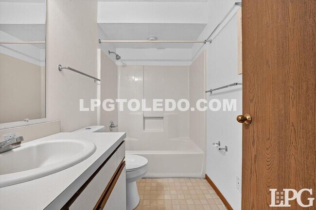 Building Photo - 811 Hilltop Ln