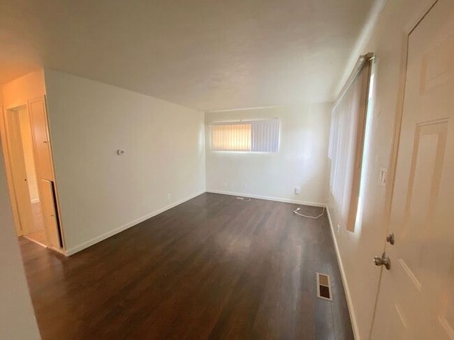 Building Photo - Reno Duplex - 1 Small Pet Friendly, Garage, Dishwasher, Washer/Dryer Inside Unit