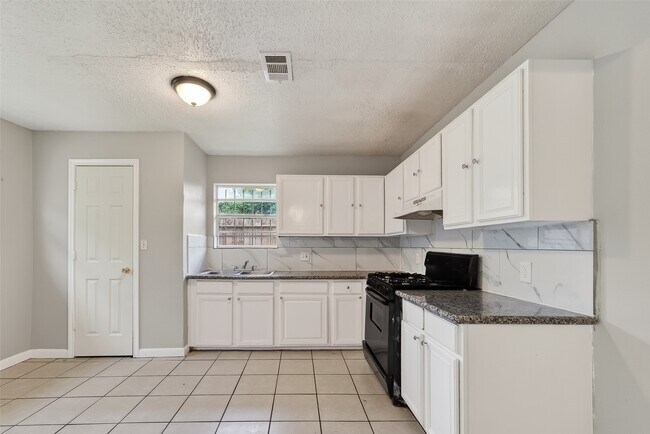 Building Photo - 4326 Howcher St