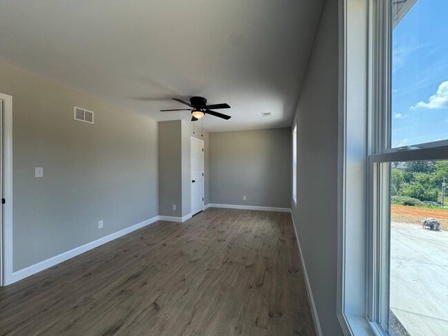 Building Photo - 11 Meadow Dr