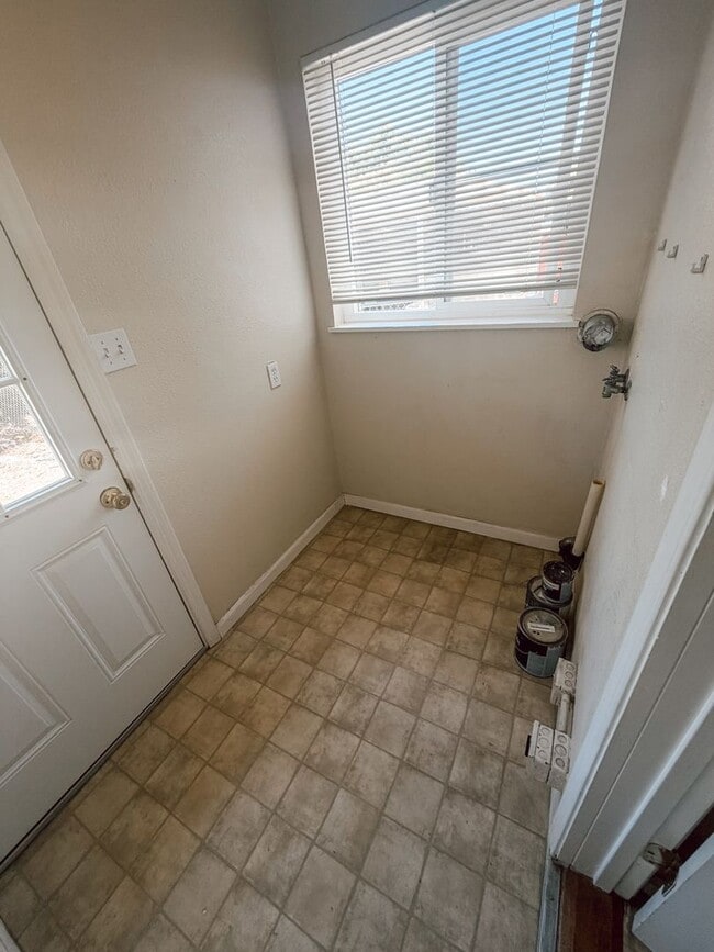 Building Photo - 2/1 Home in Livermore Available Now!