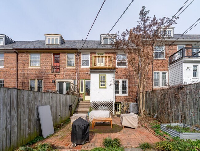 Building Photo - Oakenshawe 5-Bedroom, 2-Bathroom Home Close to Johns Hopkins