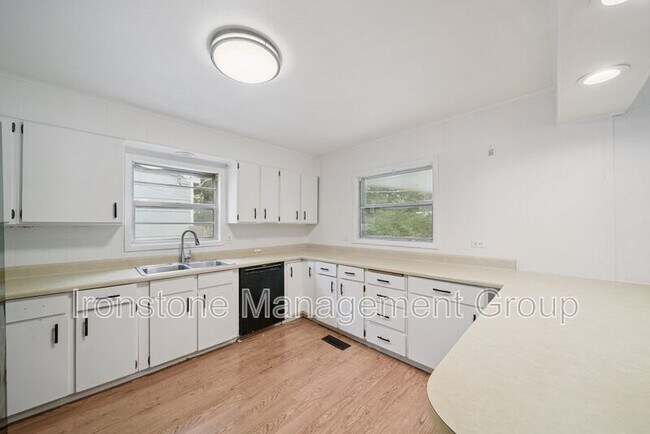 Building Photo - 219 E 45th Ct