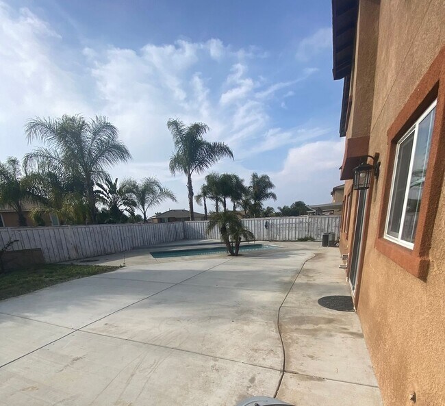 Building Photo - Stunning 5BR Home with Pool in Orangecrest...