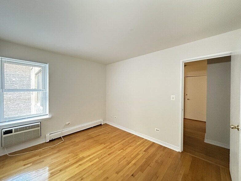 Building Photo - 6830 N Sheridan Rd