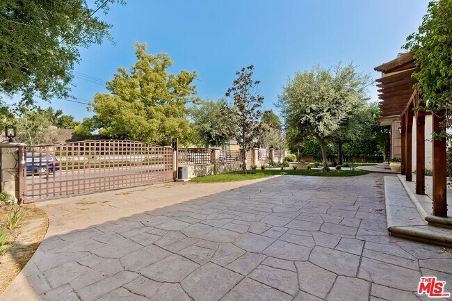 Building Photo - 6127 Rhodes Ave