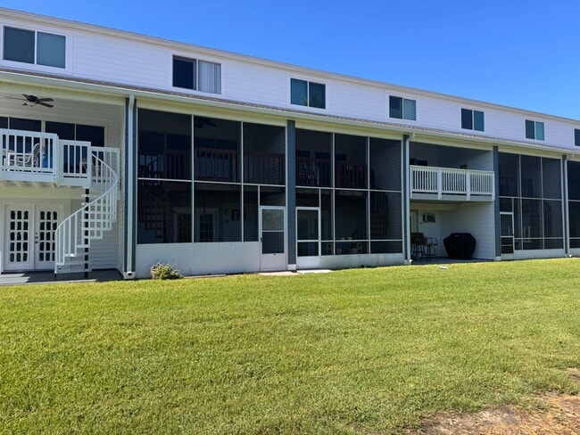 Building Photo - 3BR 3BA Townhome w/ Beach View +  Pool + Updated Kitchen + Balcony/Patio in Hidden Harbour