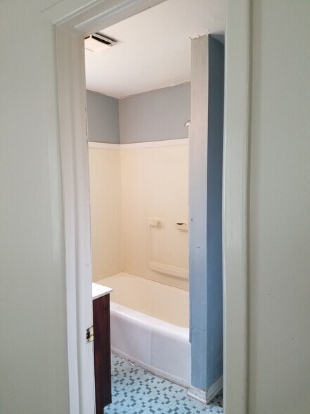 Master bathroom - 1975 Thomas Drive