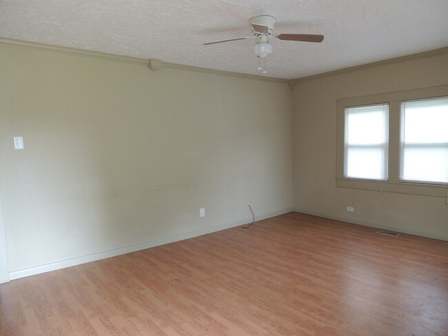 Building Photo - 2 Bed, 1 Bath house w/ large level yard an...