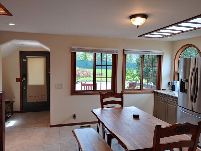 Building Photo - Fully Furnished Executive Sander's Beach Rental