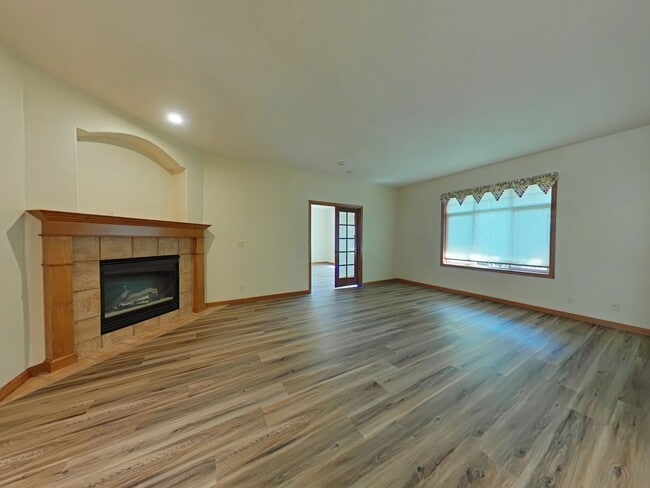 Building Photo - 3 Bedroom House ~ Close to Corvallis Count...