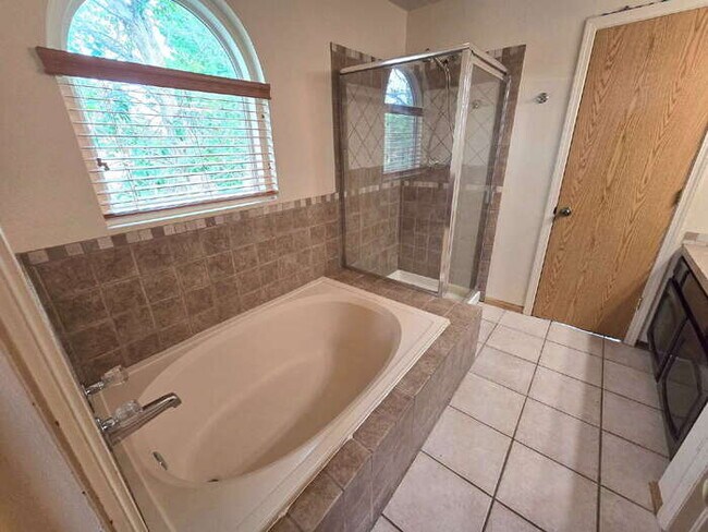 Building Photo - "Charming 4-Bedroom Retreat in Castle Rock with 2.5 Baths, Fenced yard, 2 car attached garage - Y...