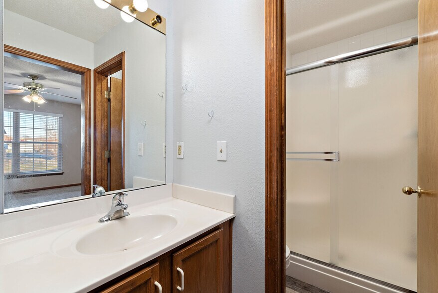 Building Photo - 937 Goldfinch Ln